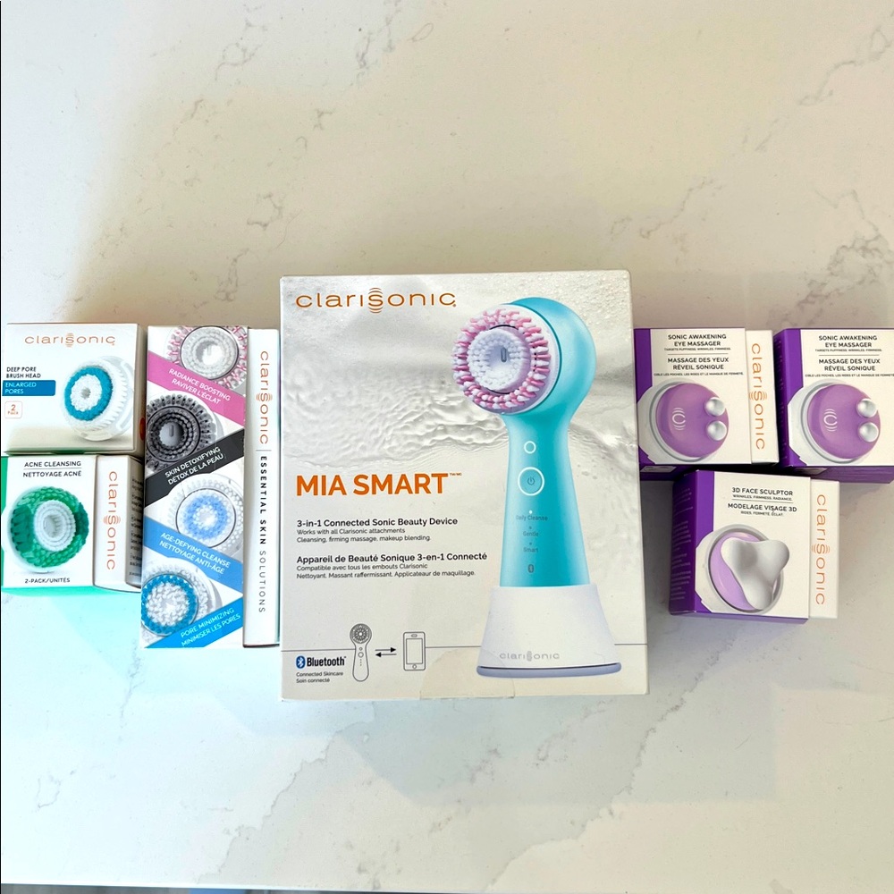 NWT Clarisonic Mia Smart Sonic Device with Brush Heads - Light Blue